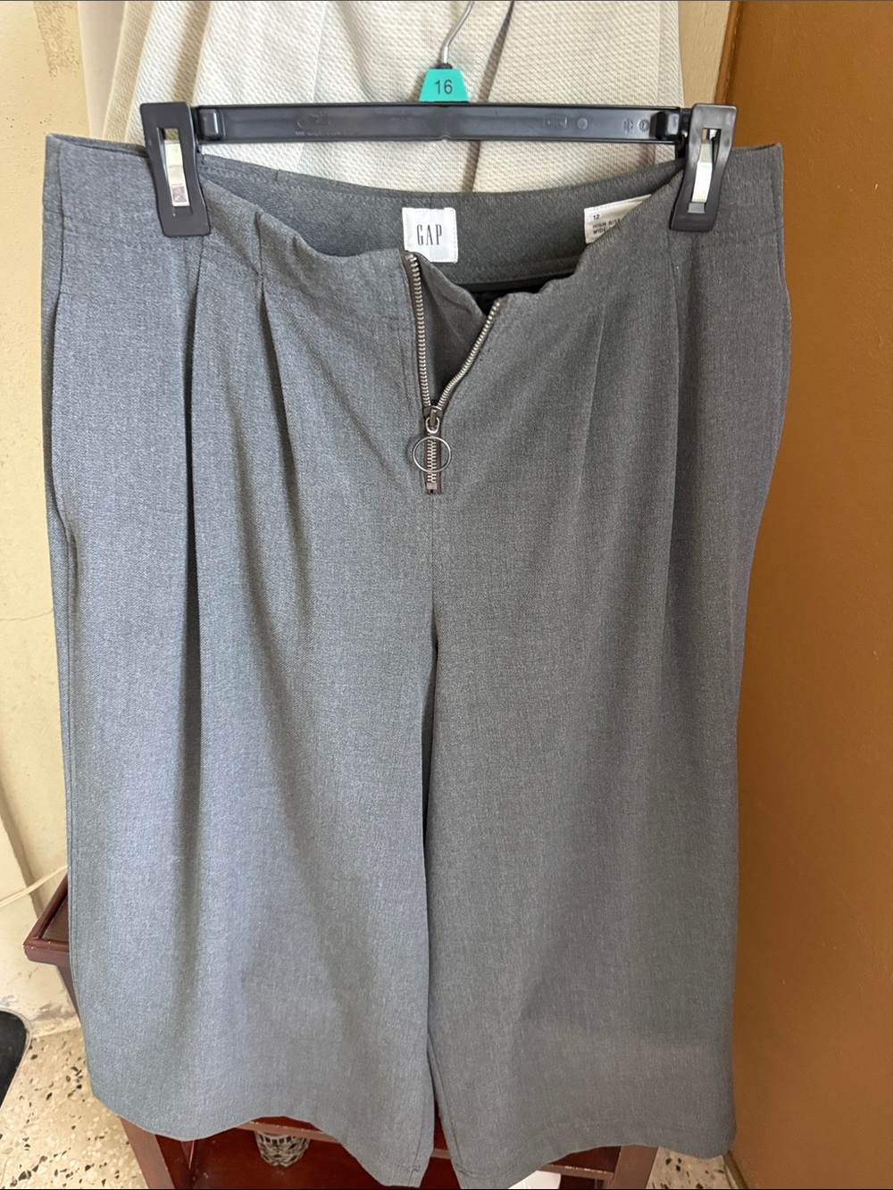 NWOT GAP CHARCOAL GREY Wide-Leg CROP Pants SIZE 12..HIGH RISE.. ORIGINAL $65